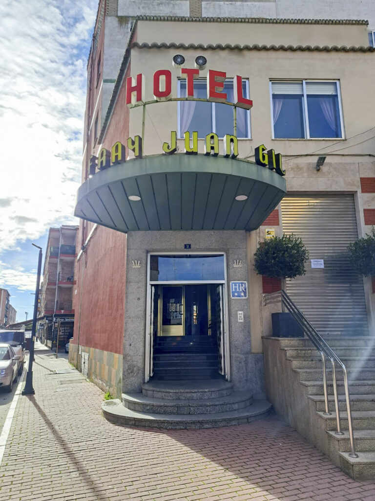 Entrada hotel Fray Juan Gil